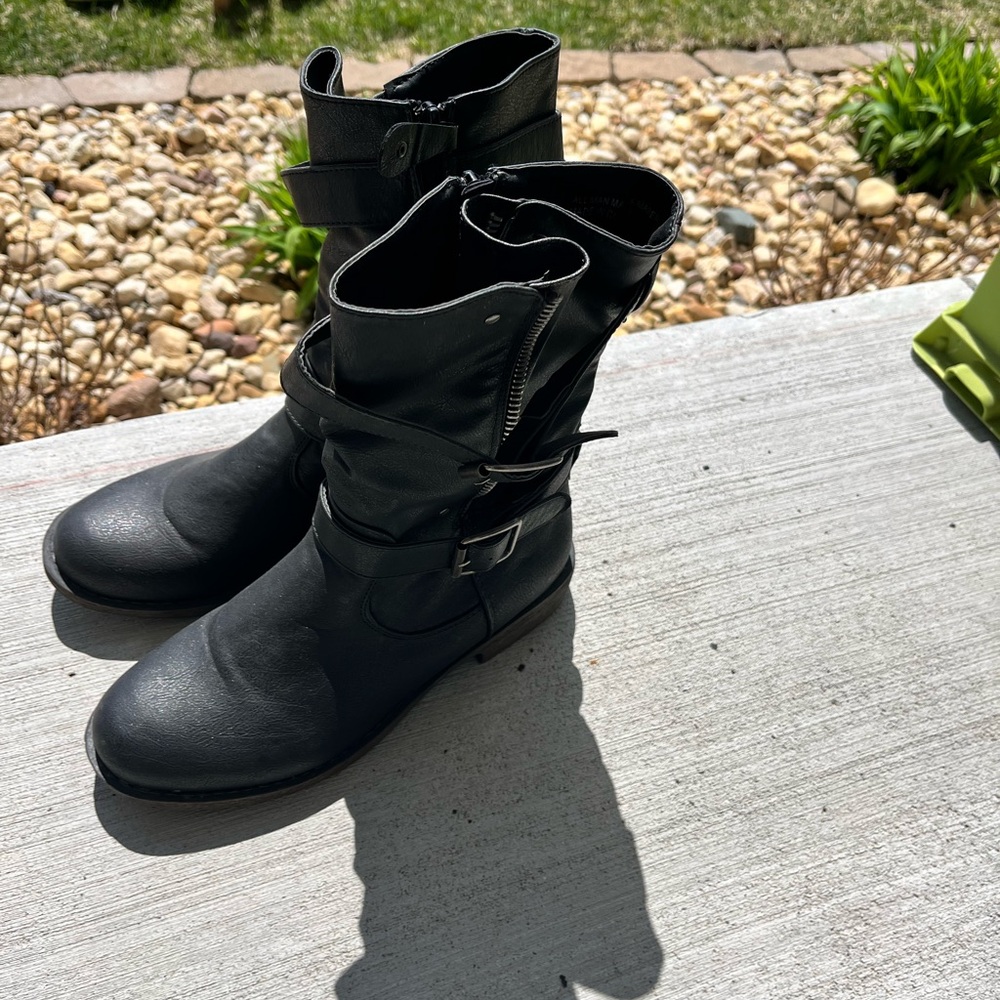 Black Women’s Mid-Calf Buckle Boots